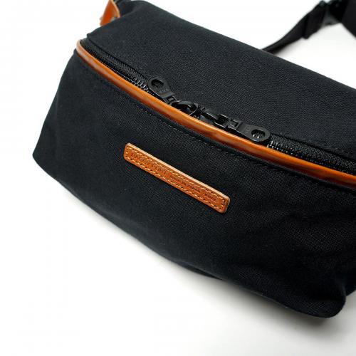 BLACK セパレートミニボディバッグ